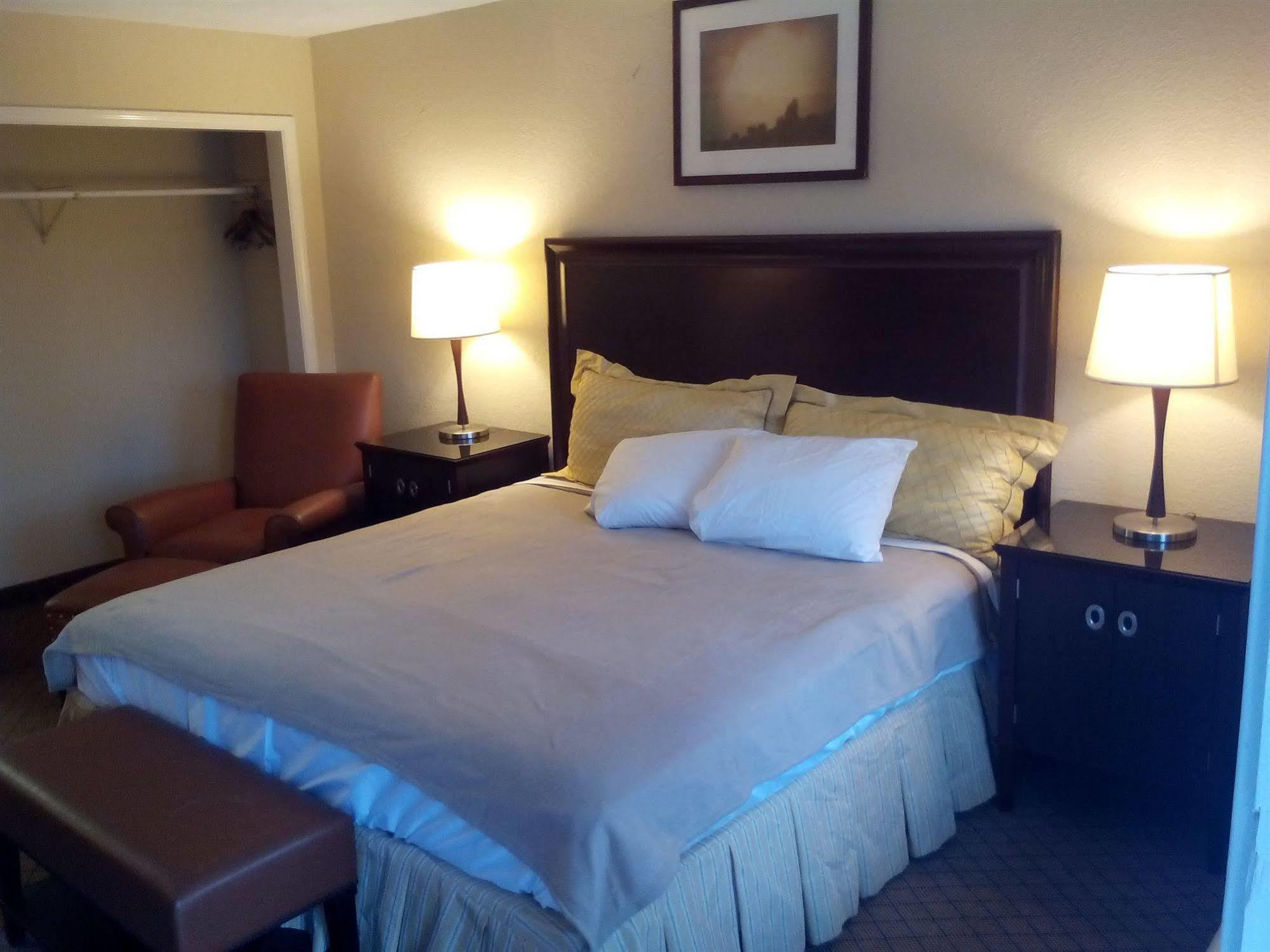 האמבל Travel Inn & Suites מראה חיצוני תמונה