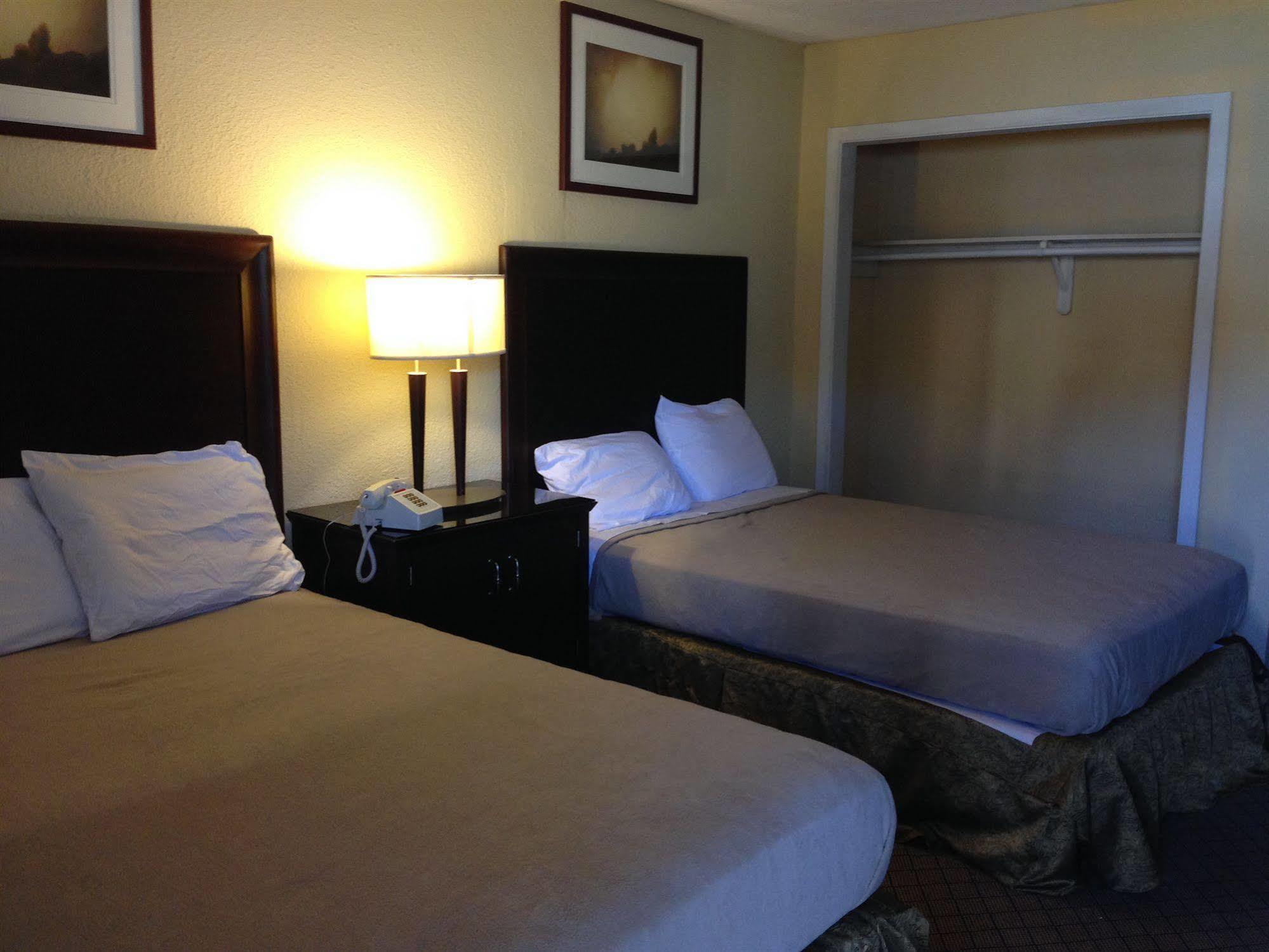 האמבל Travel Inn & Suites מראה חיצוני תמונה
